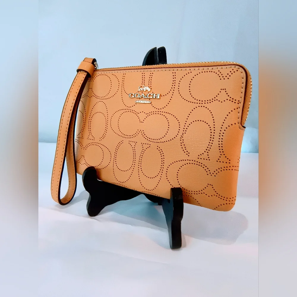 NWOT COACH Perforated Leather‎ Corner Zip Wristlet in  Honey/Tan Color